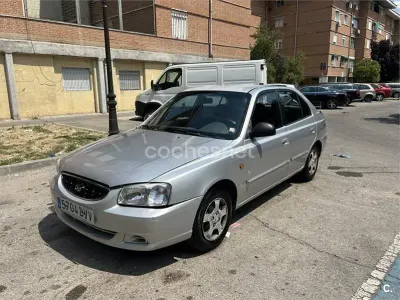 Usado Hyundai Accent GLS 85 CV (62 kW) 2003 Gris / plata Berlina