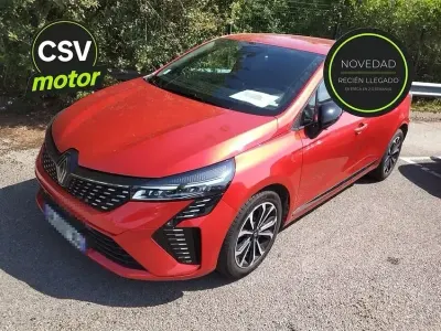 Usado Renault Clio Techno 91 CV (66 kW) 2024 Rojo Utilitario