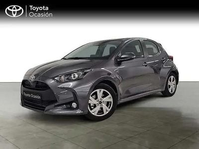 Usado Toyota Yaris Hybrid Active 116 CV (85 kW) 2025 Gris / plata Berlina