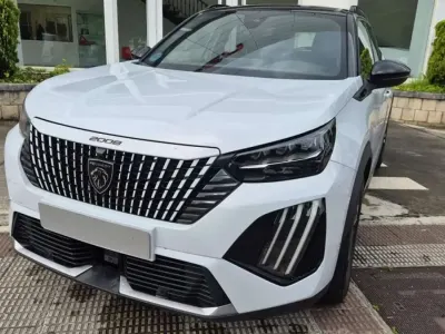 Käytetty Peugeot 2008 GT 131 HP (96 kW) 2023 Valkoinen Katumaasturi