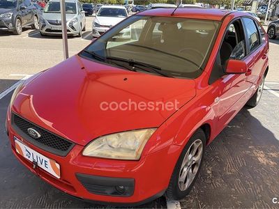 Usado Ford Focus Trend 100 CV (73 kW) 2007 Rojo Berlina