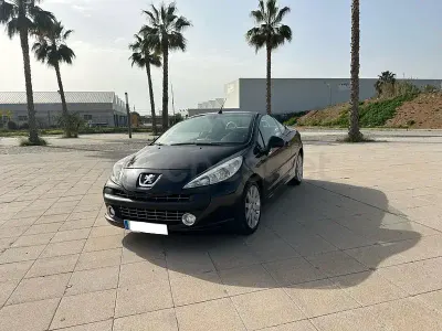 Usado Peugeot 207 CC Sport 110 CV (80 kW) 2010 Negro Descapotable