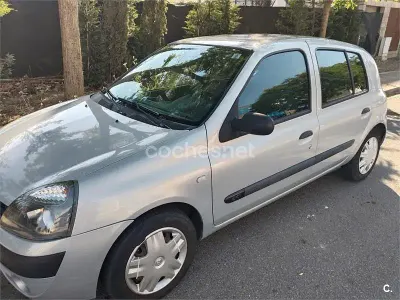 Usado Renault Clio II 65 CV (47 kW) 2004 Gris / plata Berlina