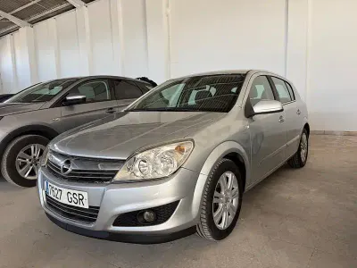 Usado Opel Astra Edition 110 CV (80 kW) 2009 Gris / plata Berlina