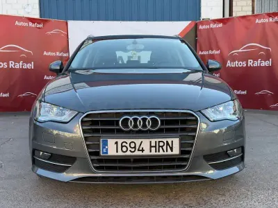 Usado Audi A3 Attraction 105 CV (77 kW) 2013 Gris / plata Berlina