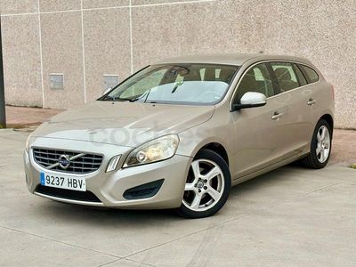 Usado Volvo V60 Momentum 136 HP (100 kW) 2012 Bege Carrinha