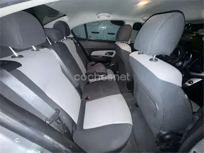 Usado Chevrolet Cruze LS 124 HP (91 kW) 2011 Cinzento Sedan