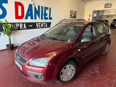 Usado Ford Focus Ghia 100 CV (73 kW) 2005 Granate Berlina