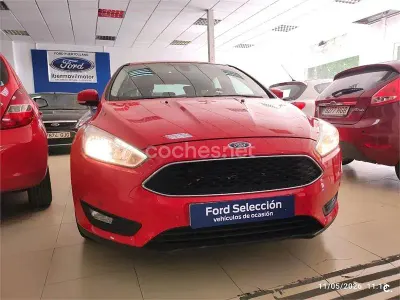 Używany Ford Focus Trend 120 KM (88 kW) 2016 Czerwony Sedan/Limuzyna