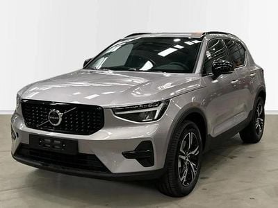 Uusi Volvo XC40 Plus 163 HP (119 kW) 2025 Harmaa Katumaasturi