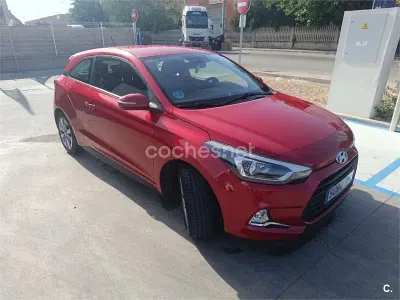 Usado Hyundai i20 84 CV (61 kW) 2016 Rojo Berlina