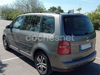 Usado VW Touran 105 CV (77 kW) 2007 Gris / plata Monovolumen