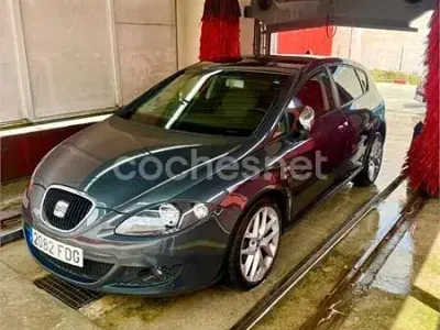 Usado Seat Leon Sport 105 CV (77 kW) 2006 Azul Utilitario
