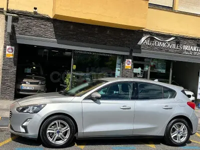 Usado Ford Focus Trend 125 CV (91 kW) 2021 Gris / plata Berlina