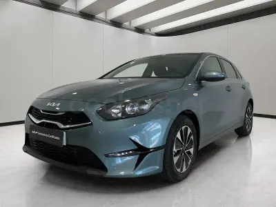 Usado Kia Ceed 100 CV (73 kW) 2025 Gris / plata Utilitario