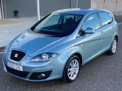 Usado Seat Altea Ecomotive 105 CV (77 kW) 2010 Azul Monovolumen