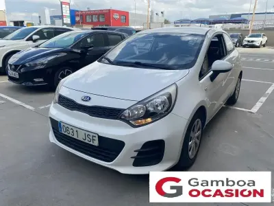 Käytetty Kia Rio 84 HP (61 kW) 2016 Valkoinen Viistoperä