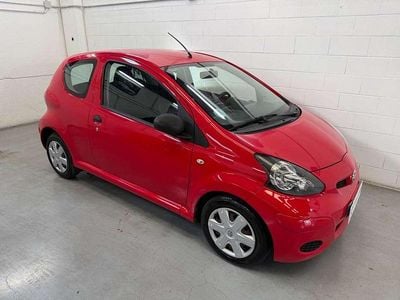 Usado Toyota Aygo 68 CV (50 kW) 2010 Rojo Utilitario