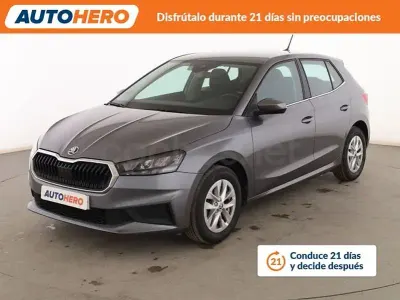 Usado Skoda Fabia 95 CV (69 kW) 2022 Gris / plata Utilitario