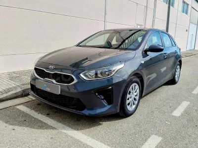 Usado Kia Ceed 120 CV (88 kW) 2019 Azul Utilitario