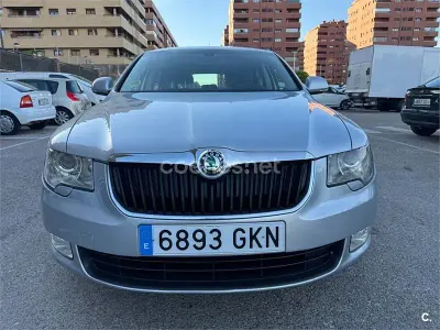 Usado Skoda Superb Elegance 140 CV (102 kW) 2009 Gris / plata Berlina
