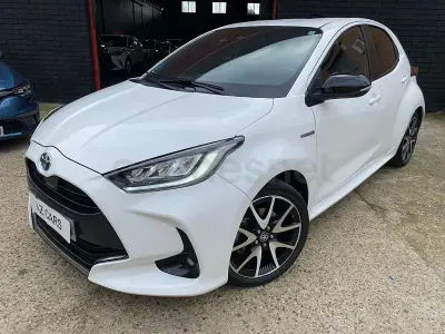 Usado Toyota Yaris Hybrid Style 116 CV (85 kW) 2021 Blanco Berlina