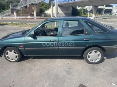 Usado Ford Escort 90 CV (66 kW) 1998 Verde Berlina