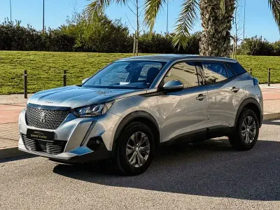 Usado Peugeot 2008 Active 110 CV (80 kW) 2021 Gris / plata SUV