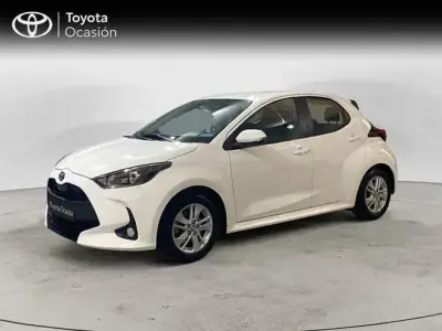 Usado Toyota Yaris Hybrid Active 116 CV (85 kW) 2022 Blanco Berlina