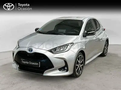 Usado Toyota Yaris Hybrid Active 116 CV (85 kW) 2022 Gris / plata Berlina