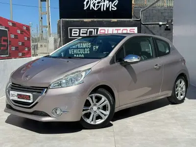 Usado Peugeot 208 Allure 95 CV (69 kW) 2013 Gris Utilitario