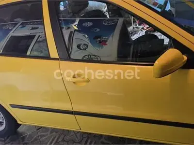 Usado Seat Leon Stella 105 CV (77 kW) 2003 Amarillo Utilitario
