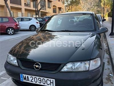 Usado Opel Vectra 100 CV (73 kW) 1997 Verde Berlina