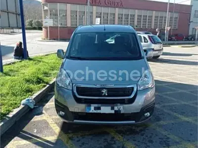 Usado Peugeot Partner Tepee Active 100 CV (73 kW) 2016 Gris / plata Monovolumen