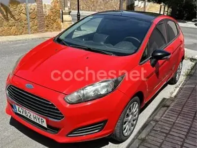Usado Ford Fiesta Trend 82 CV (60 kW) 2014 Rojo Utilitario