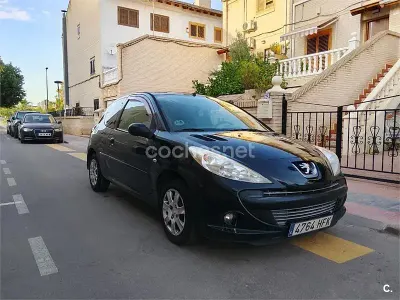 Usado Peugeot 206+ 70 CV (51 kW) 2012 Negro Utilitario