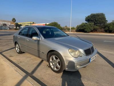 Usado Mercedes C220 Avantgarde 143 HP (105 kW) 2001 Cinzento Sedan