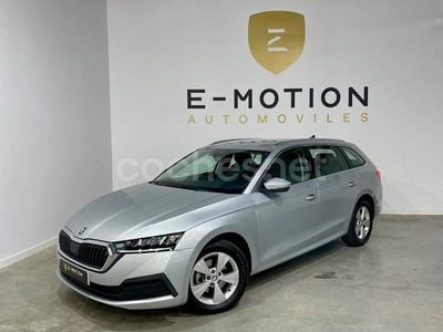 Gris / plata Usado 2022 Skoda Octavia Ambition Familiar | 18.900 € (Precio justo)