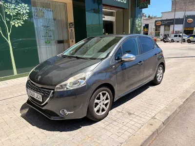 Usado Peugeot 208 Access 82 CV (60 kW) 2015 Gris / plata Utilitario