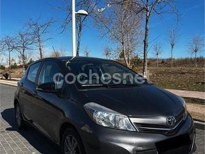 Gris / plata Usado 2014 Toyota Yaris Active Utilitario | 8780 € (Buen precio)