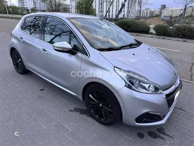 Usado Peugeot 208 Allure 110 CV (80 kW) 2016 Gris / plata Utilitario