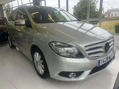 Usado Mercedes B180 109 CV (80 kW) 2013 Gris / plata Utilitario