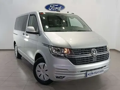 Usado VW Caravelle Comfortline 150 CV (110 kW) 2023 Plateado Van