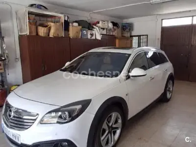 Usado Opel Insignia Country Tourer 195 CV (143 kW) 2014 Blanco Familiar