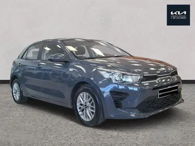 Usado Kia Rio 100 CV (73 kW) 2022 Gris / plata Berlina