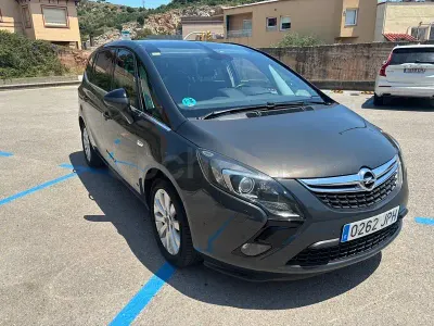 Usado Opel Zafira Tourer Excellence 140 CV (102 kW) 2016 Gris / plata Monovolumen
