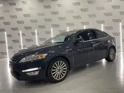 Usado Ford Mondeo Limited 240 CV (176 kW) 2013 Gris Berlina