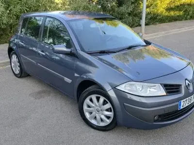 Usado Renault Mégane Dynamique 130 CV (95 kW) 2006 Gris claro