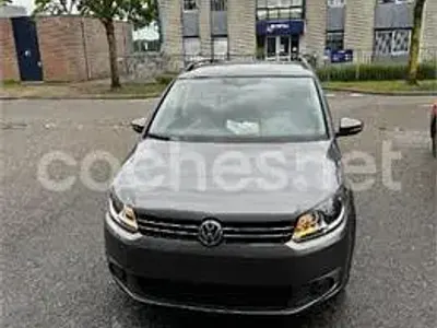 Usado VW Touran Advance 105 CV (77 kW) 2014 Gris / plata Monovolumen