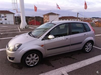 Usado Ford Fiesta Ghia 90 CV (66 kW) 2006 Gris / plata Utilitario